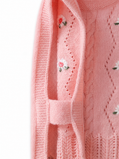Chaleco tejido con flores bordadas